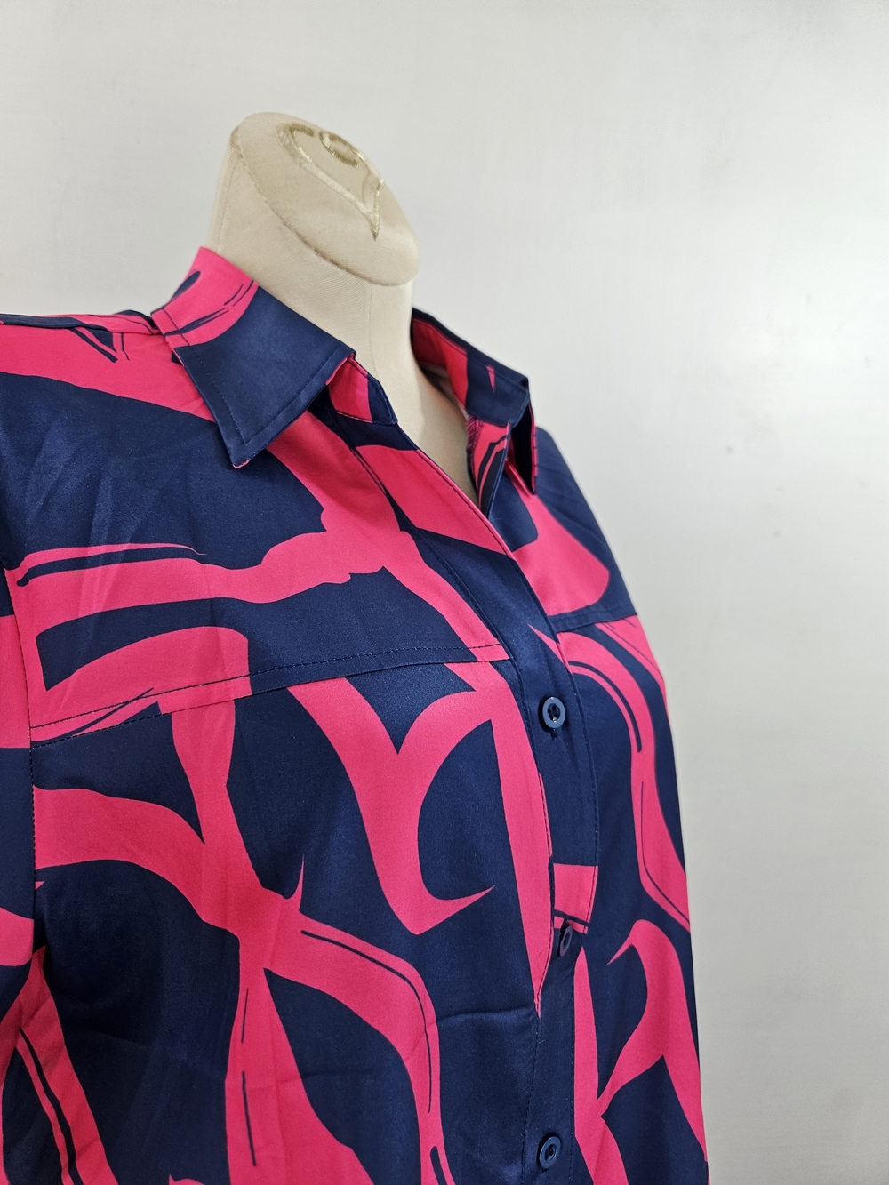 Rapbin Women's Navy and Hot Pink Printed Button-Up Shirt Size Medium